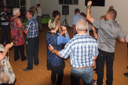 â€˜n Vreugdevolle oomblik van voorspoed-toewensinge om 24:00 op Oujaarsaand in die Birkenhead Boothengelklub se saal.